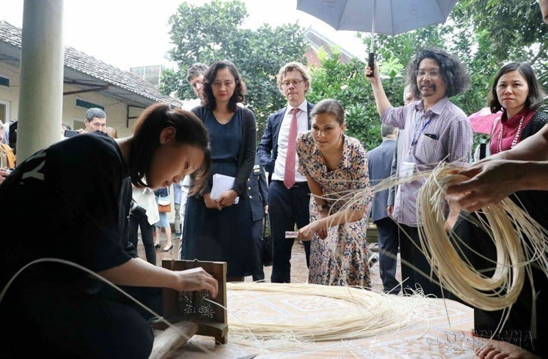 2019年5月7日,瑞典王储维多利亚公主在访问越南期间,前往河内市章美县富义乡富荣传统藤编手工艺村参观。图自越通社