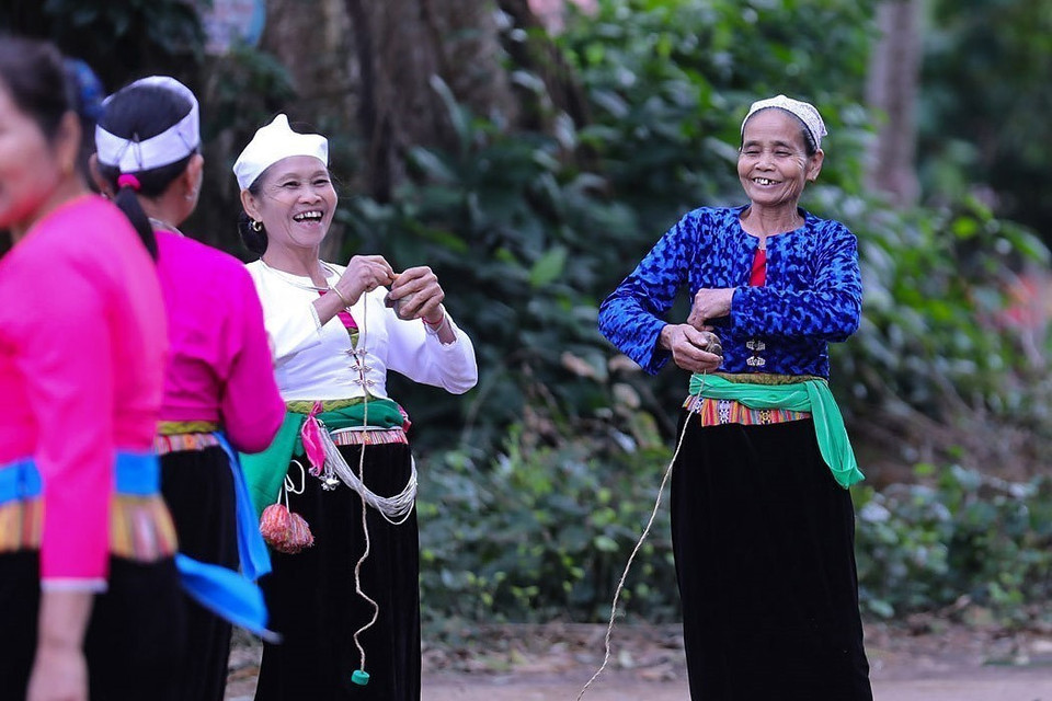 在芒族的传统节日中，打陀螺与其他民间游戏共同营造欢乐气氛，增强社区凝聚力，并唤醒民族文化认同。图自越通社