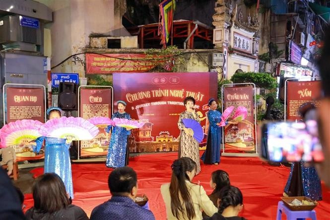 一场传统艺术表演节目。图自越通社