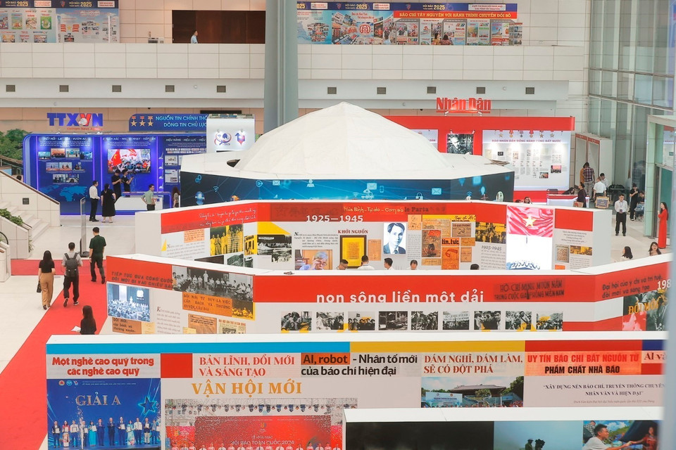 今年的全国报刊展吸引来自中央和地方的80多个新闻单位参加，共设近130个特色展位。图自越通社