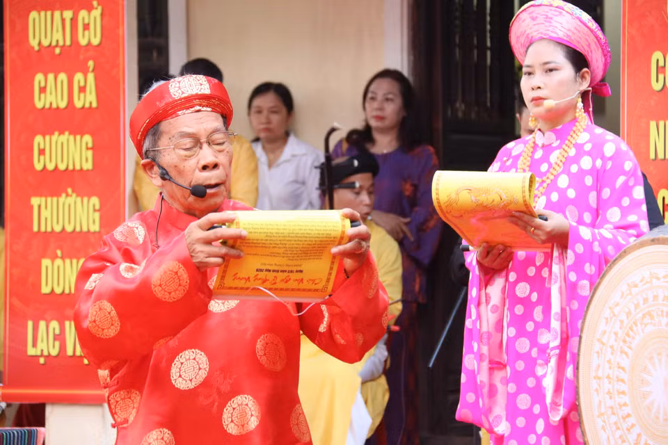宣读祭文，缅怀雄王的丰功伟绩，回顾从雄王建国到历代斗争、建设与保卫祖国的辉煌历史。图自越通社