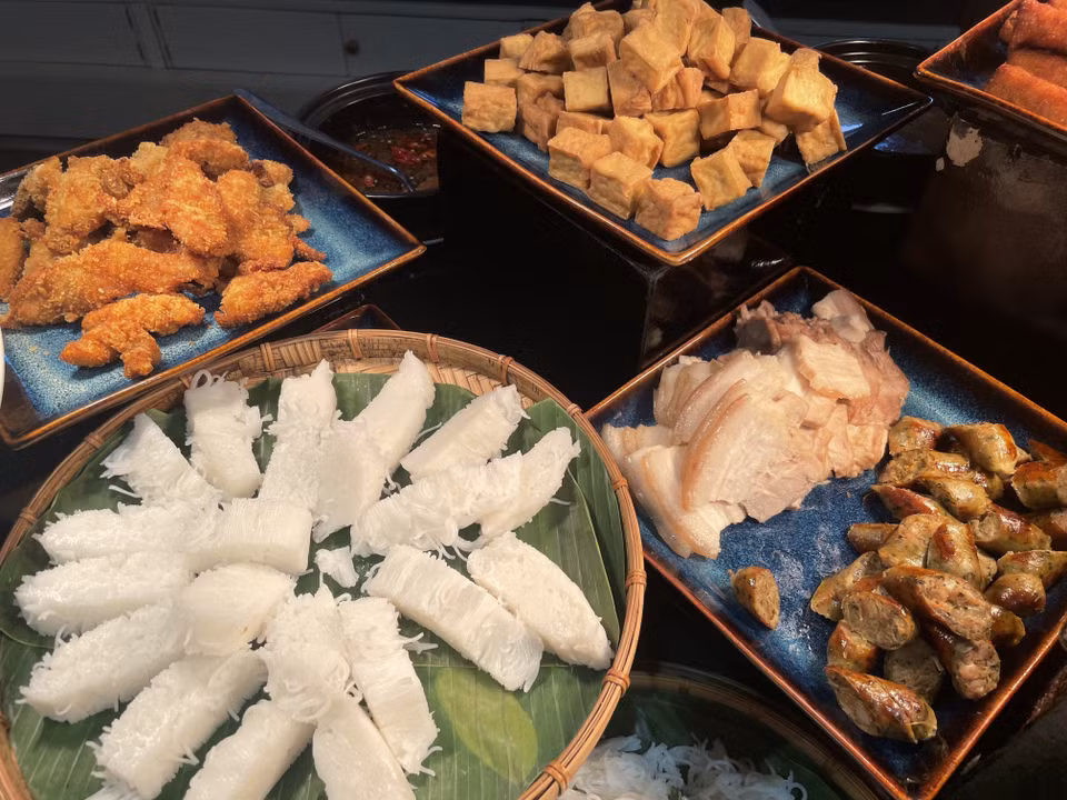这道看似简单的虾酱豆腐米线，仅由炸豆腐、米线搭配虾酱——一种越南特色酱料组成。豆腐切块后入油炸至金黄酥脆，再配以新鲜蔬菜食用。图自越通社