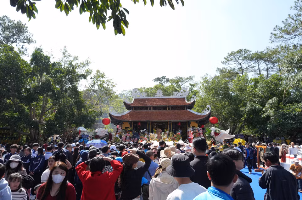 林同省人民委员会在妪姬庙（大叻市春香坊普伦瀑布旅游区）举行雄王祭祀大典，吸引数千名民众和游客参加。图自越通社