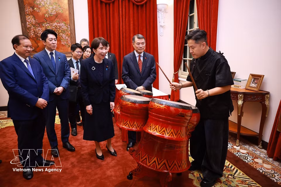 日本首相高市早苗观看越南艺术家演奏越南传统鼓。图自越通社