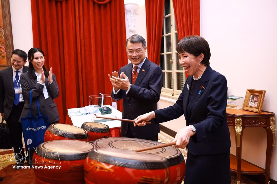 日本首相高市早苗体验击鼓——越南传统乐器。图自越通社