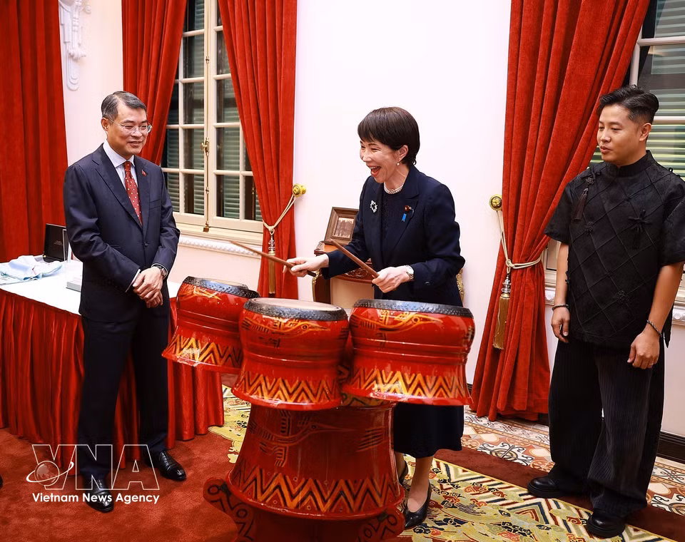 日本首相高市早苗体验击鼓——越南传统乐器。图自越通社