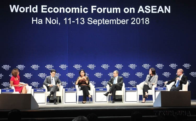 越南于2018年9月11日至13日成功举办世界经济论坛东盟峰会(WEF ASEAN),进一步巩固该论坛的全球威望,并通过越南在东盟中的积极、负责任作用,提升越南的国际地位与声誉。图中:2018年9月12日下午,在河内国家会议中心举行的“亚洲经济前景”专题讨论会。图自越通社