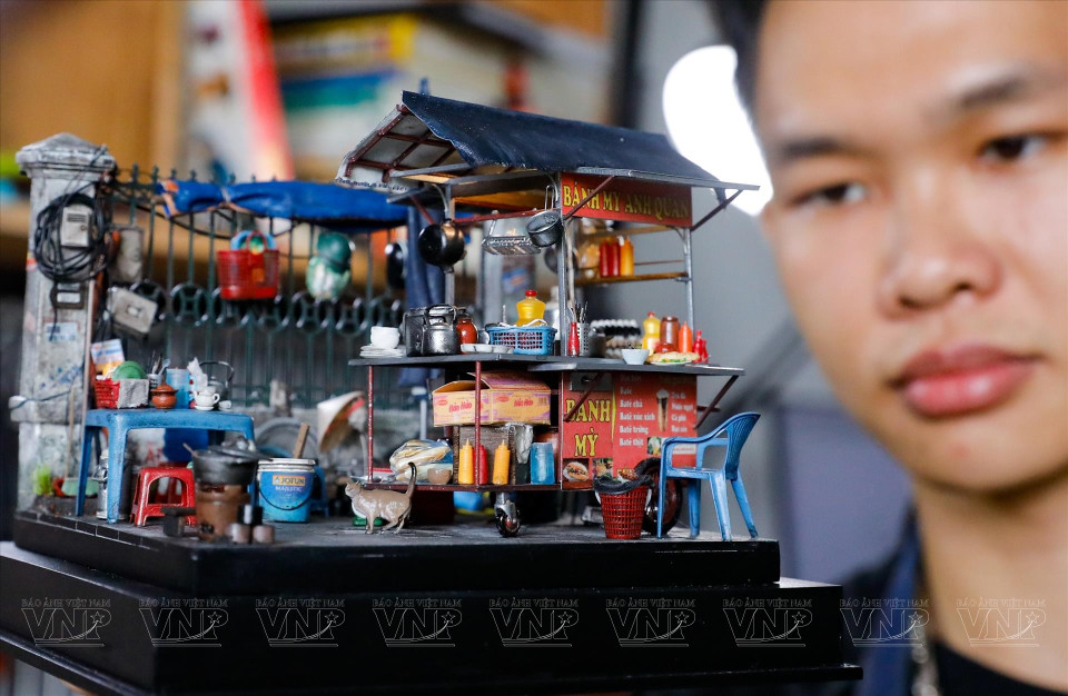 凭借耐心与热情，他将生活中的平凡场景化为富有生命力的艺术作品，证明艺术无需宏大主题，也可在家乡的街角找到灵感。图自越通社