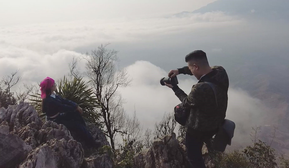 游客在山罗省木州高原的巴帕山顶上观云、打卡和拍照。图自越通社