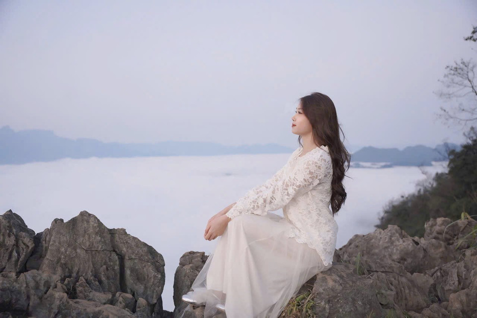 游客在山罗省木州高原的巴帕山顶上拍照。图自越通社