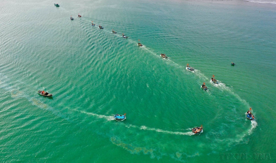 摄影一直是重要的宣传工具之一，向世界推广越南风土人情等形象。图中：岘港渔民在传统求鱼节后扬帆出海。求鱼节是岘港市历史悠久的传统庙会，与供奉祭祀翁鱼（鲸鱼）——渔民守护神的信仰息息相关。每逢该节日，渔民们都祈求出海平安、捕鱼丰收和一帆风顺等。图自越通社