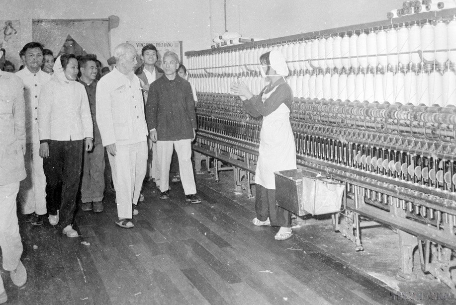 1965年3月8日,胡主席出席三八纺织厂落成典礼并与工人交流。图自越通社