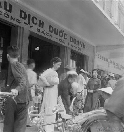 首都解放后（1954年），市民在国营贸易商店购物。图自越通社