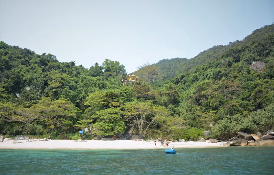 山茶岛拥有细白的沙滩，清澈湛蓝的海水，色彩斑斓的珊瑚礁掩映其间，美得令人着迷。图自越通社