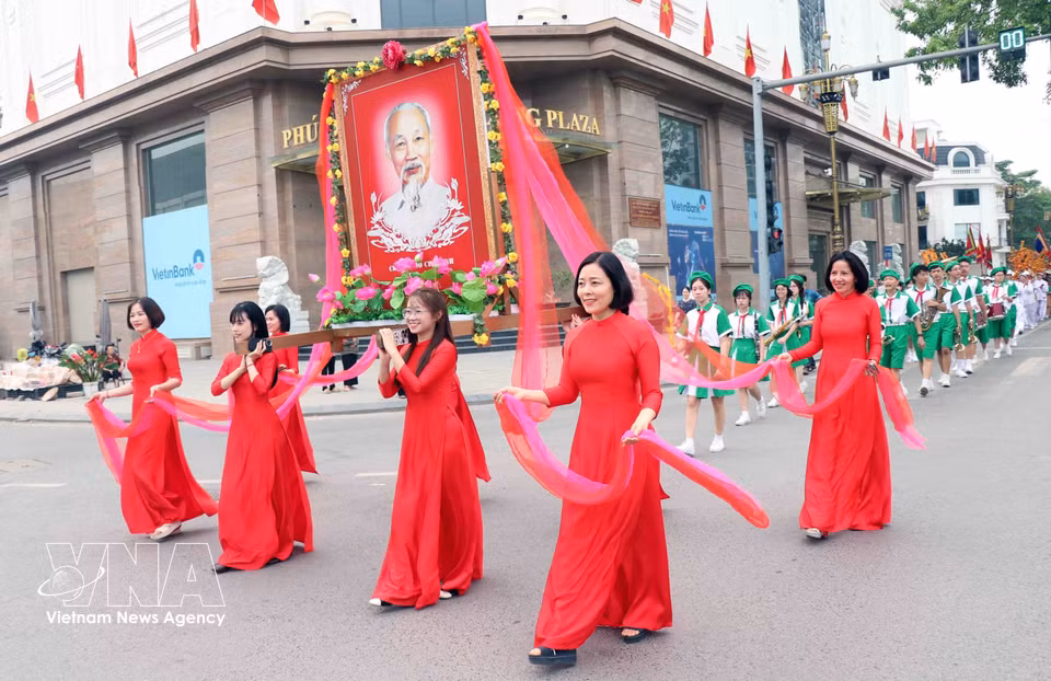 仪式上的胡志明主席遗像瞻仰仪式。图自越通社