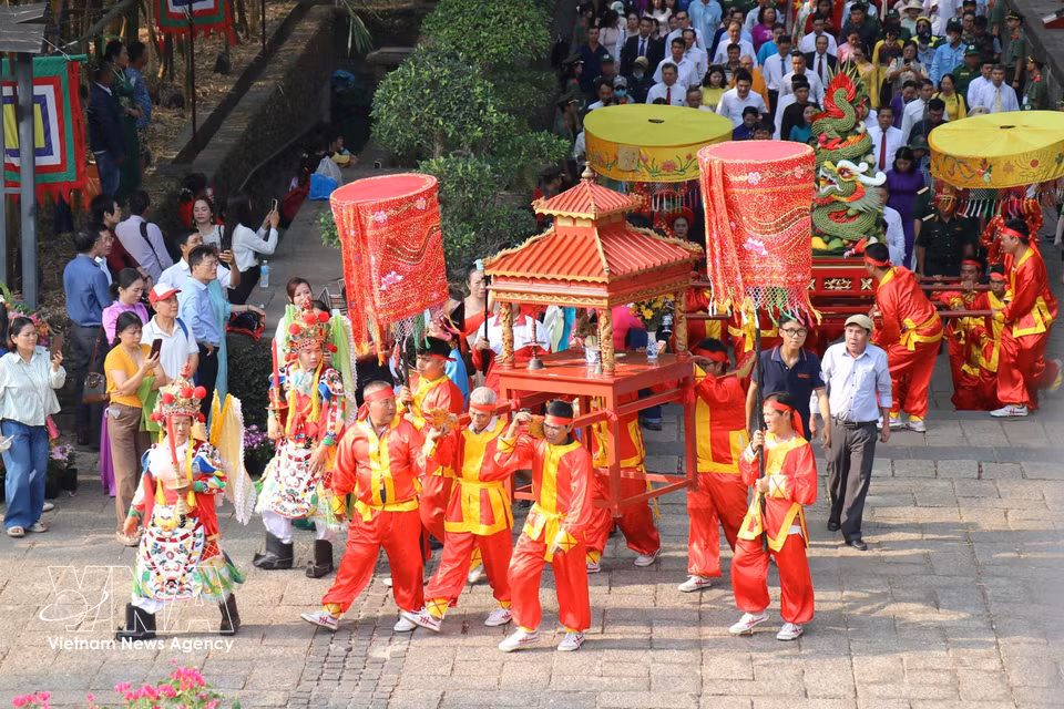 巡游仪式，向国祖雄王敬献粽子、糍粑、水果及南方特产。图自越通社