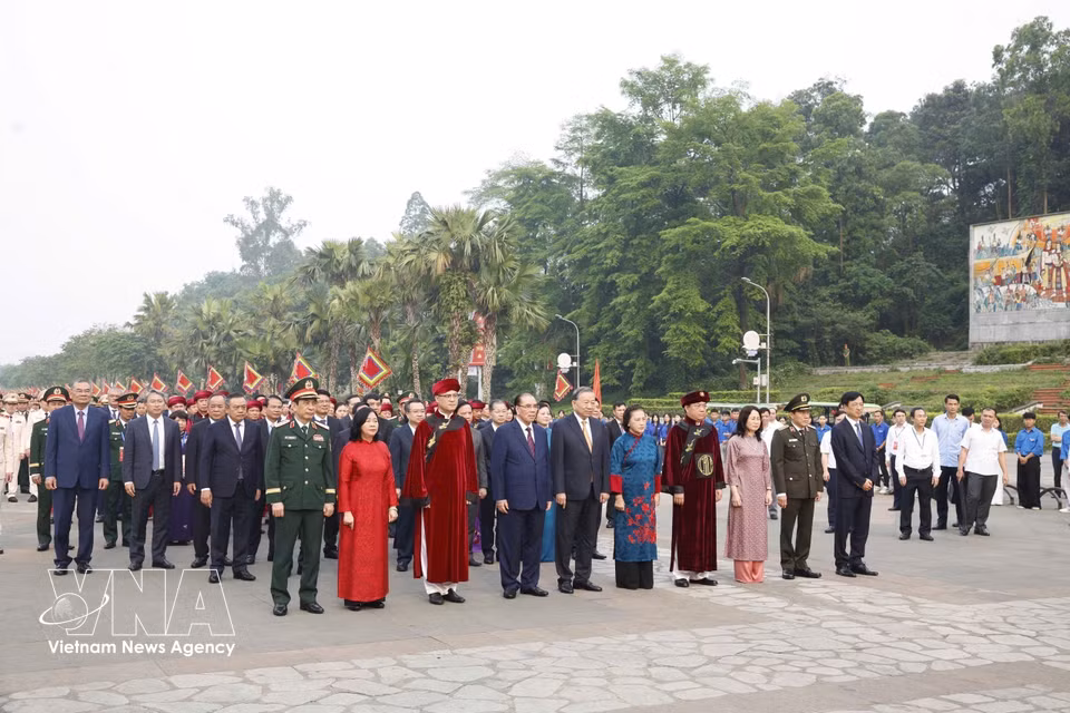 越共中央总书记、国家主席苏林同各位党、国家现任及原领导同志启程登上义岭山，向历代雄王进香缅怀。图自越通社