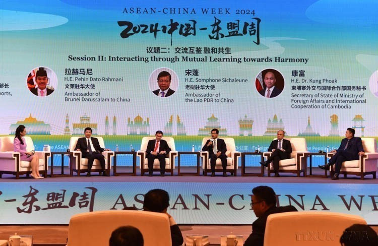 东盟与中国代表团出席2024年8月12日在中国山西举行的“东盟-中国战略伙伴对话:通过创新实现共同繁荣”对话会。图自越通社