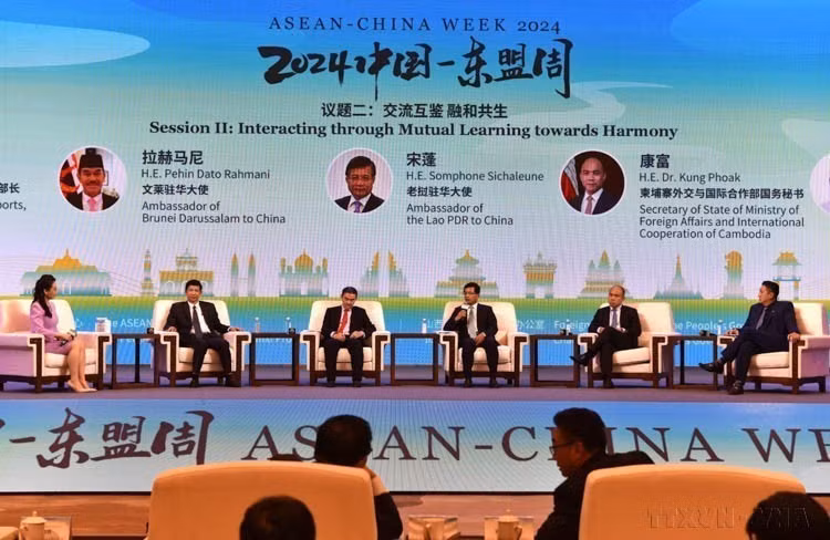 东盟与中国代表团出席2024年8月12日在中国山西举行的“东盟－中国战略伙伴对话：通过创新实现共同繁荣”对话会。图自越通社