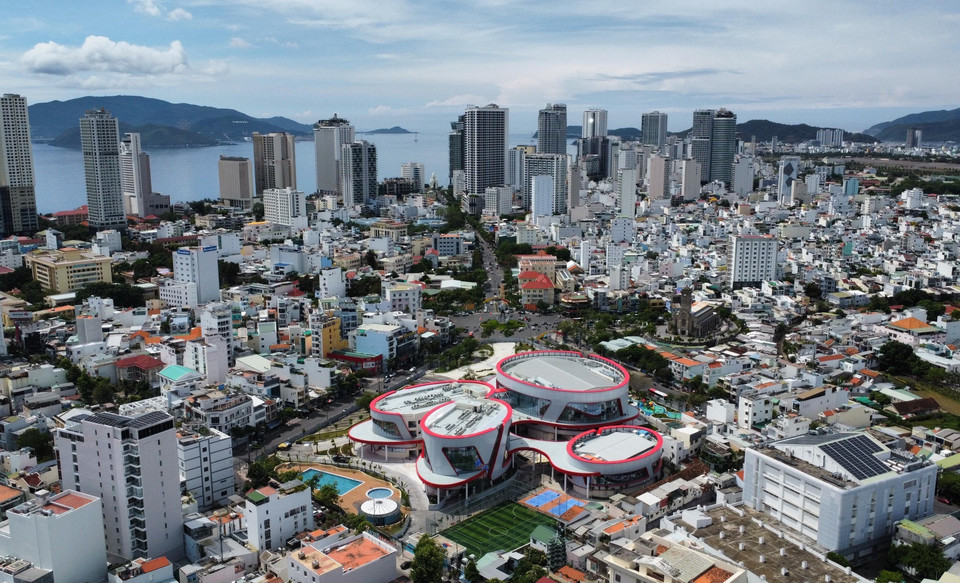 从高空俯瞰,庆和省少年文化宫全景尽收眼底,屋顶部分曲线优美,宛如与童年校园记忆密切相连的红领巾。图自越通社