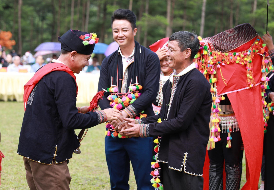 迎亲仪式完成后,男女双方家族代表互致问候,为新人送上祝福。图自越通社