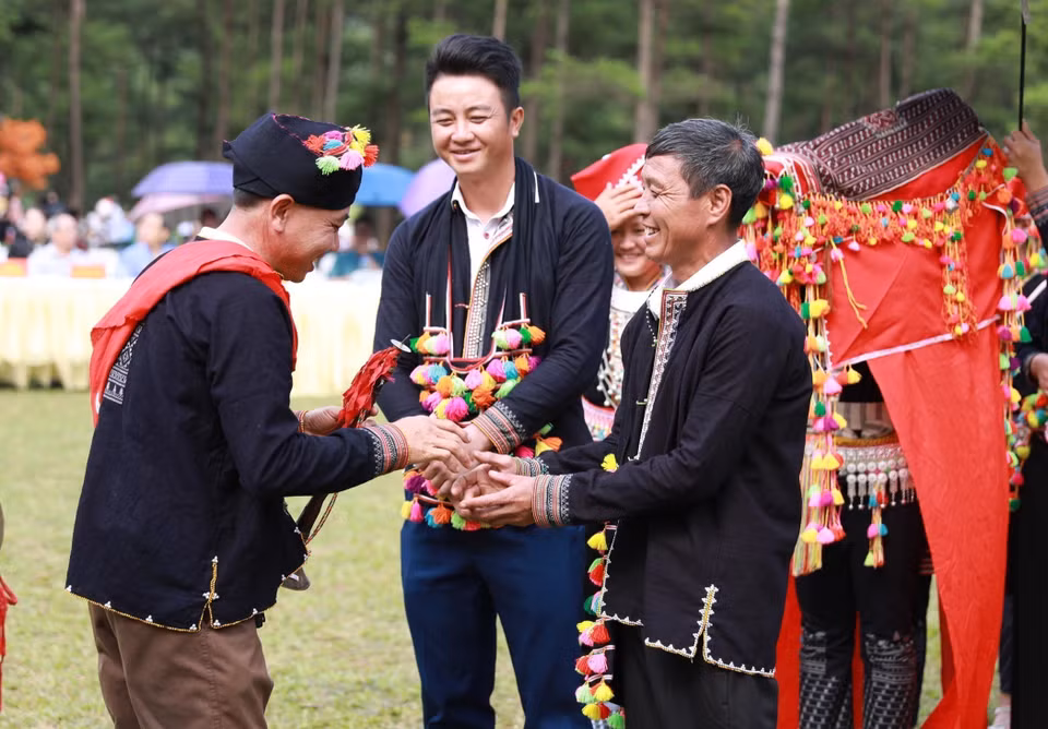 迎亲仪式完成后，男女双方家族代表互致问候，为新人送上祝福。图自越通社