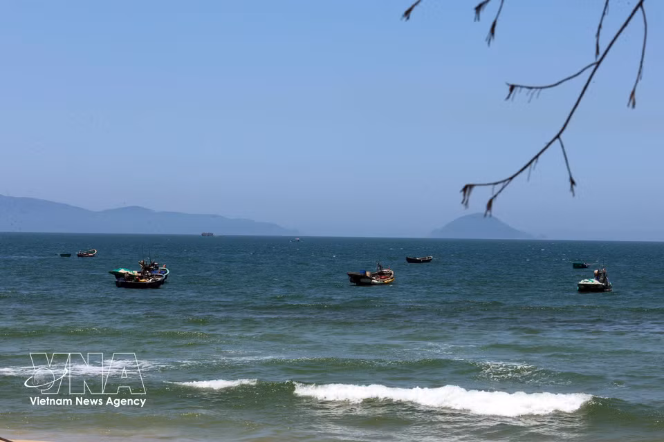惟义乡沿海沙滩地带渔民用于近海捕捞的小型渔船。图自越通社