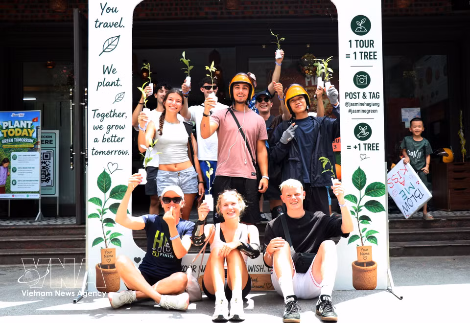 外国游客热情参与植树活动，为绿化同文岩石高原贡献力量。图自越通社