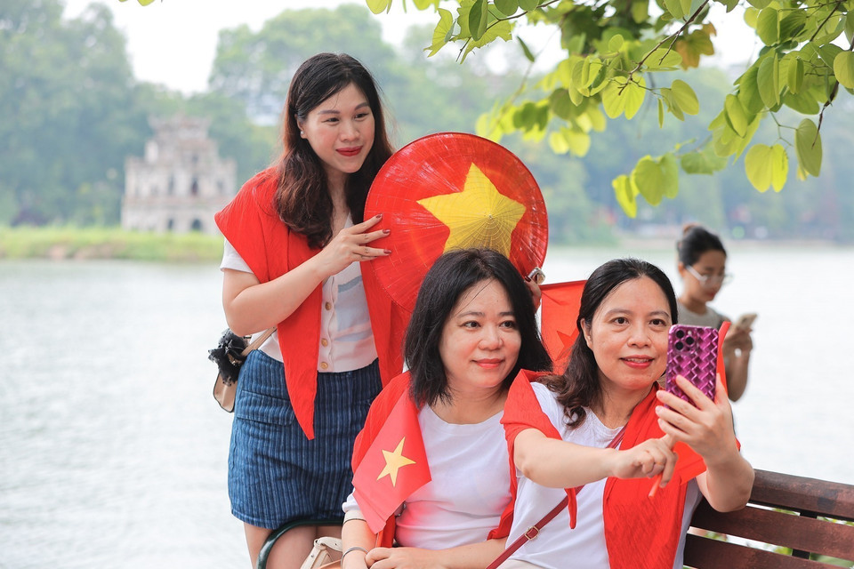 河内节日氛围浓厚,市民趁机在国庆纪念活动中拍照记录。图自越通社