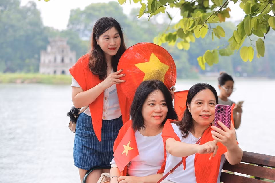 河内节日氛围浓厚，市民趁机在国庆纪念活动中拍照记录。图自越通社