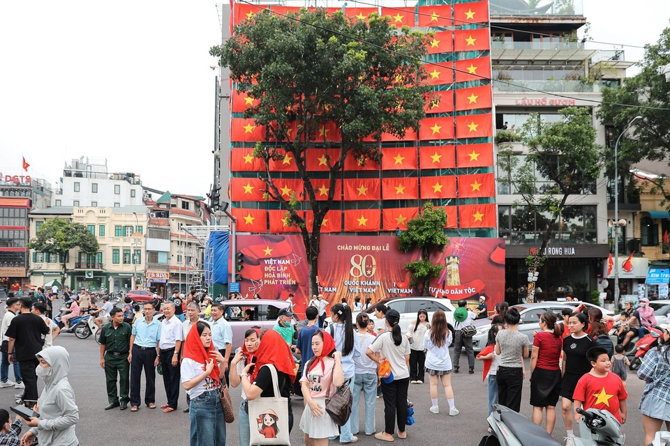 大批首都市民在东经义塾广场打卡合影。图自越通社