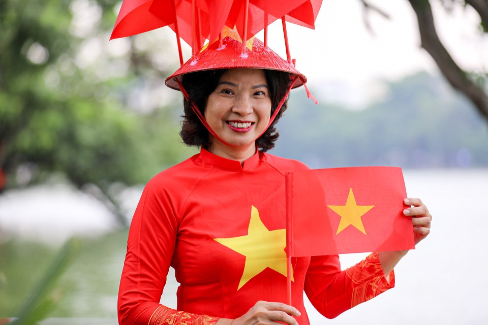 穿上传统奥黛的市民在重要节日中拍照留念。图自越通社