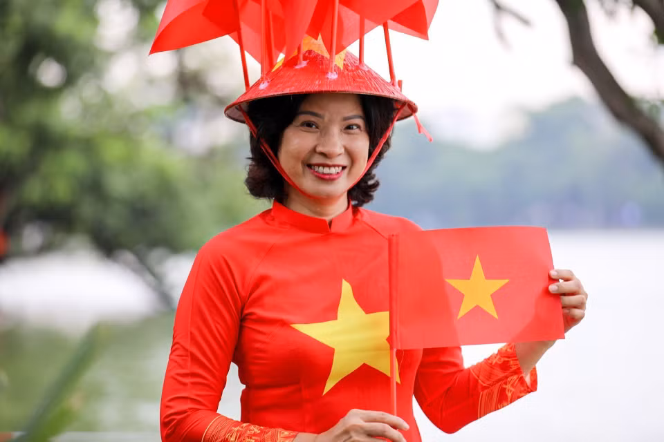 穿上传统奥黛的市民在重要节日中拍照留念。图自越通社