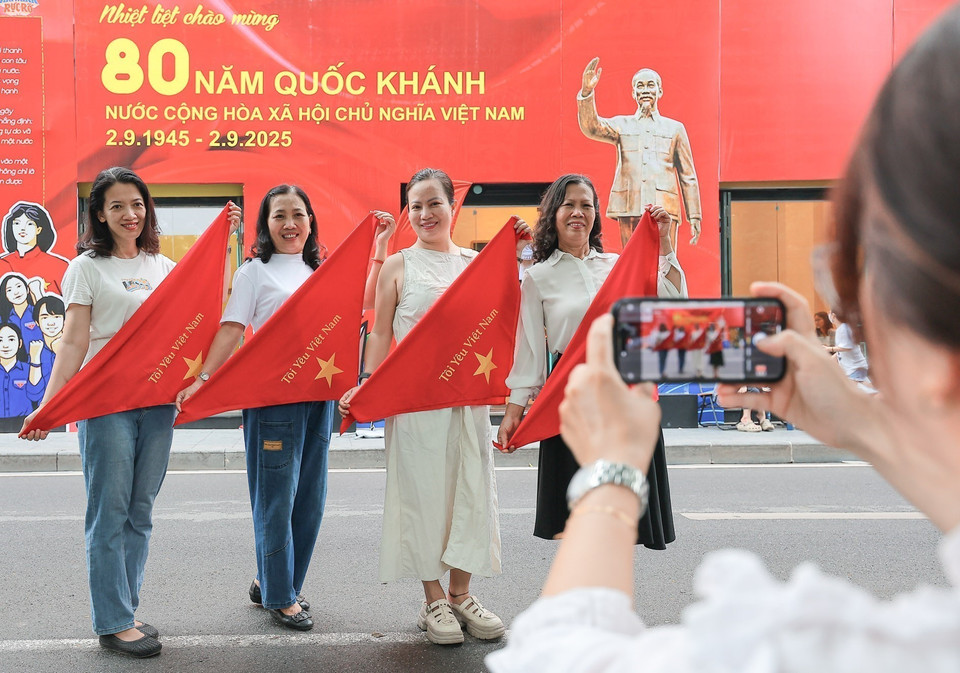 市民在还剑湖区域欢快地拍照留念。图自越通社