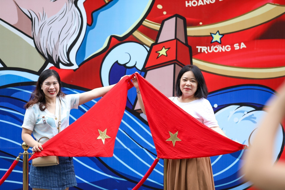 河内节日氛围浓厚,市民趁机在国庆纪念活动中拍照记录。图自越通社