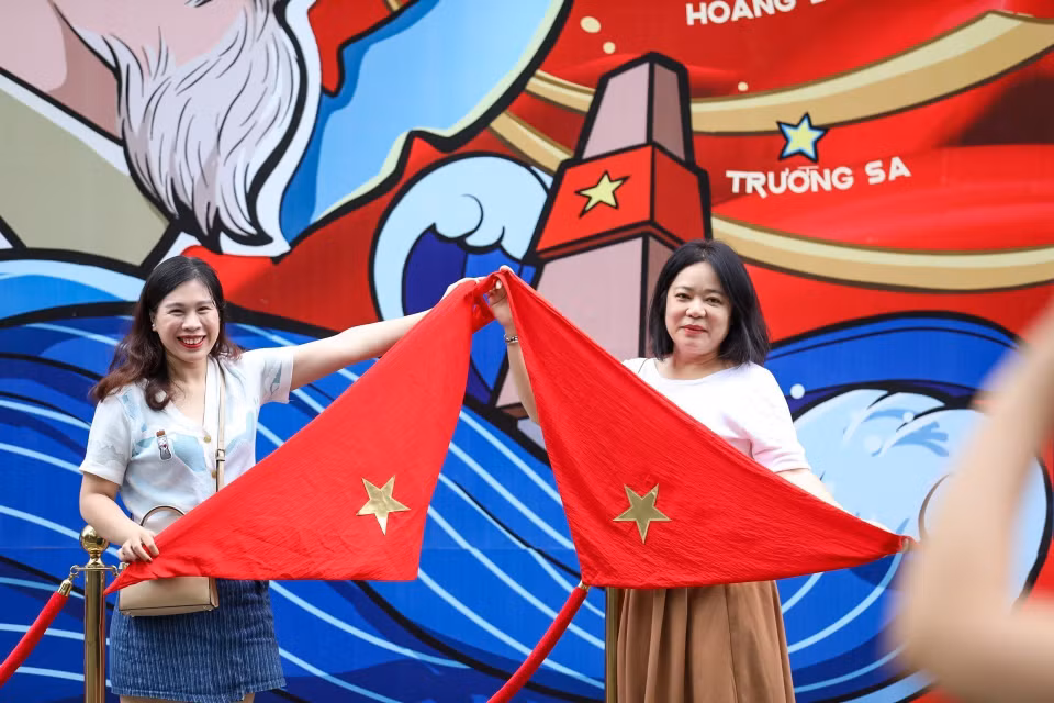 河内节日氛围浓厚，市民趁机在国庆纪念活动中拍照记录。图自越通社