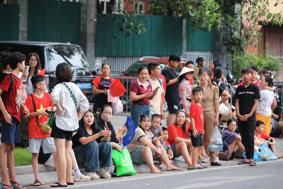 从8月21日下午开始,成千上万的首都市民与游客涌向巴亭广场及各大主街,观赏并为首次A80阅兵合练加油助威。图自越通社