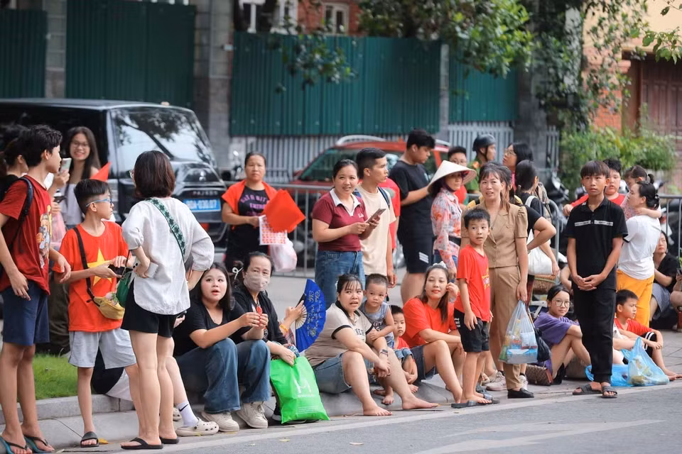 从8月21日下午开始，成千上万的首都市民与游客涌向巴亭广场及各大主街，观赏并为首次A80阅兵合练加油助威。图自越通社
