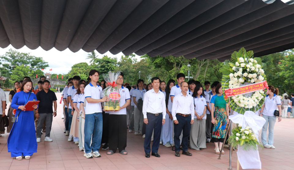 海外青年学生代表团在广治古城敬香献花，缅怀英烈。图自越通社。