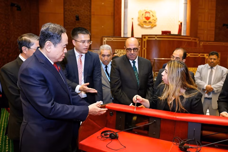 越南国会主席陈青敏与摩洛哥参议院议长穆罕默德·乌尔德·埃拉希德参观参议院会议厅。图自越通社