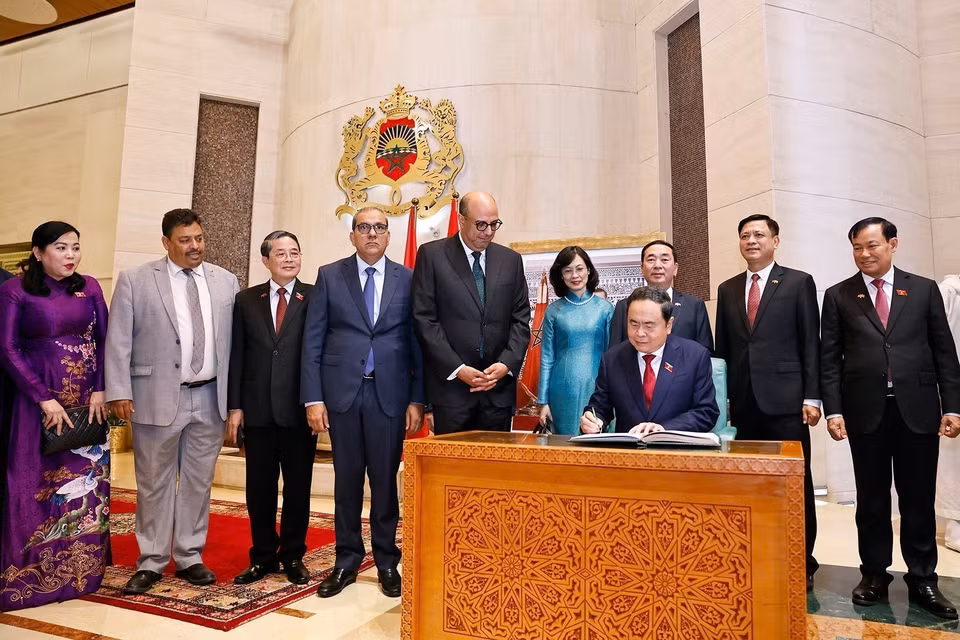 越南国会主席陈青敏在纪念簿上留言。图自越通社