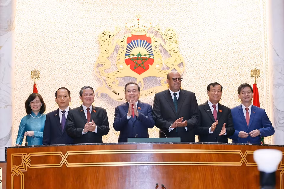 越南国会主席陈青敏与摩洛哥参议院议长穆罕默德·乌尔德·埃拉希德参观参议院会议厅。图自越通社