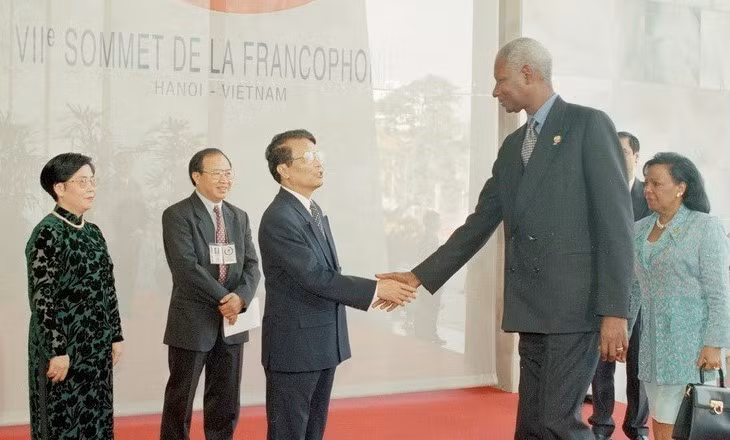 1997年11月，在越南河内举行的第七届法语国家首脑会议期间，越南国家主席陈德良迎接塞内加尔总统阿卜杜·迪乌夫来访。图自越通社