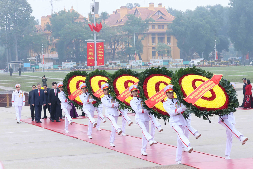 值此越南共产党成立96周年之际，越南党和国家领导人拜谒胡志明主席。图自越通社