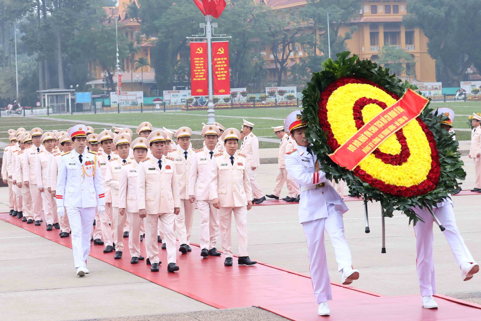 公安部中央公安代表团前往胡志明主席陵敬献花圈并谒灵。图自越通社