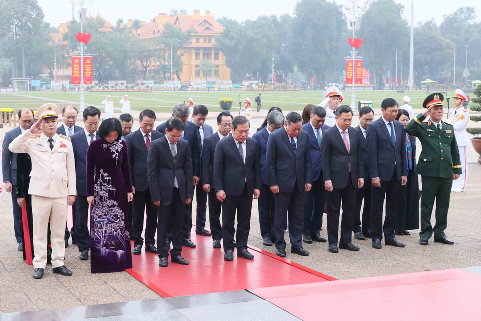 河内市委、人民议会、人民委员会、越南祖国阵线委员会前往胡志明主席陵敬献花圈。图自越通社