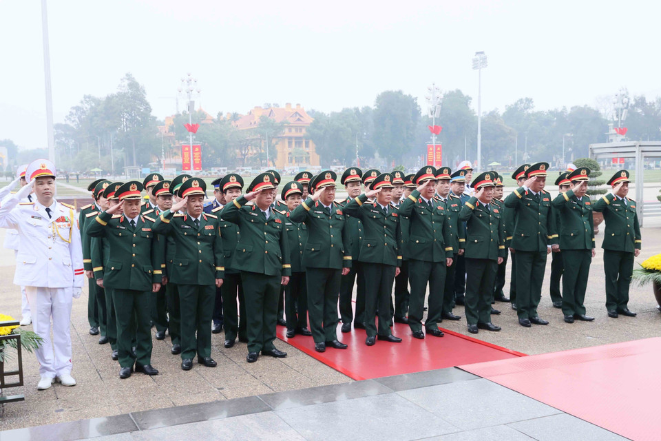 国防部中央军委代表团缅怀胡志明主席。图自越通社