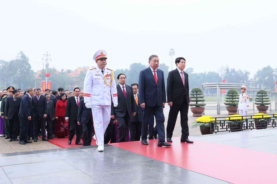 值此建党96周年之际，越南党和国家领导人缅怀胡志明主席。图自越通社