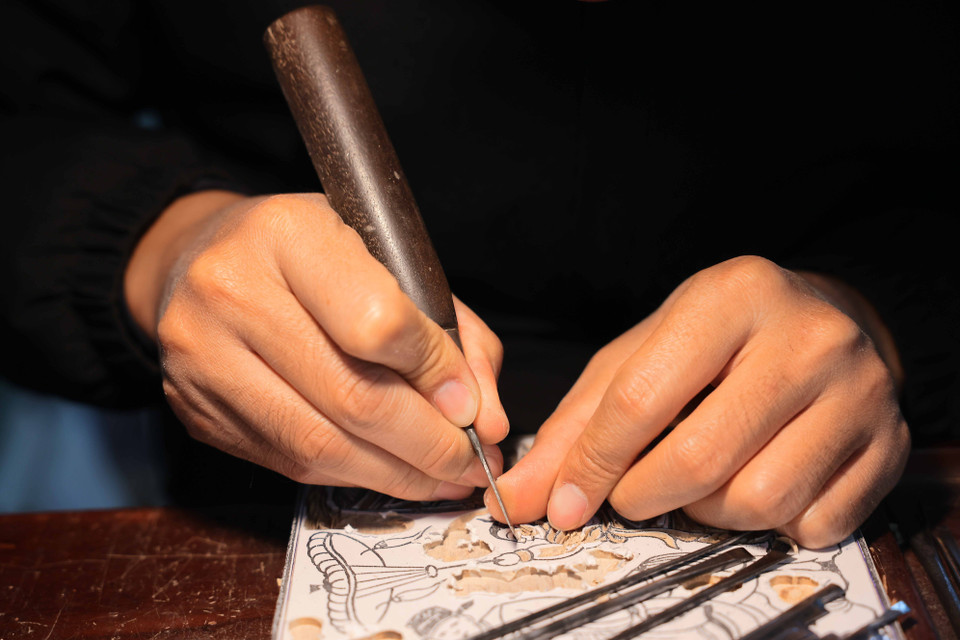 技艺精湛的雕刻工匠能创造出整齐且精致的线条。图自越通社