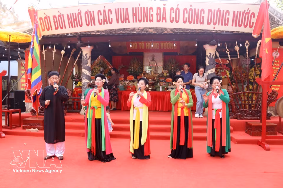 祭祀仪式结束后，在乐交亭国家历史遗迹区举行官贺表演。图自越通社